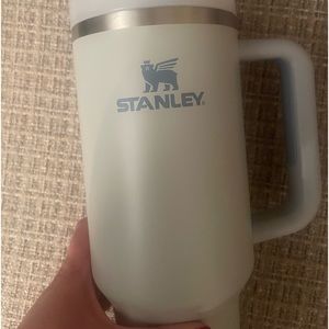 NWT Stanley 2.0 Travel Quencher Flowstate 40 oz FOG